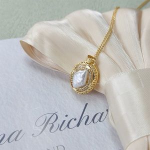 Sherlock pearl necklace